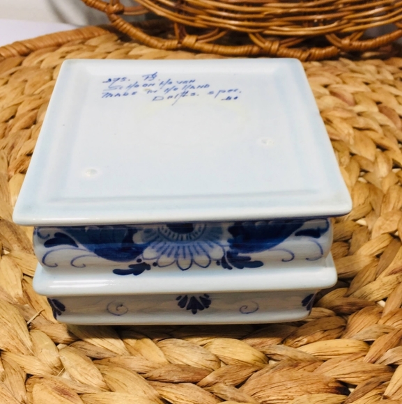 Rare, porcelain box.  Excellent condition.  Check - Picture 10 of 12